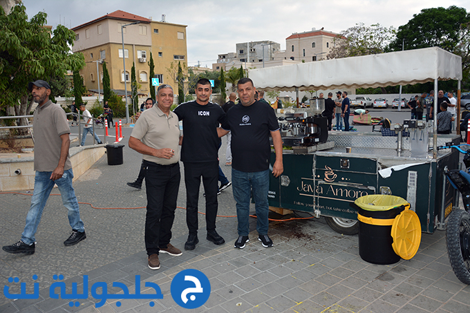 اهالي جلجولية يؤدون صلاة عيد الاضحى في ساحة مسجد الروضة في جلجولية 